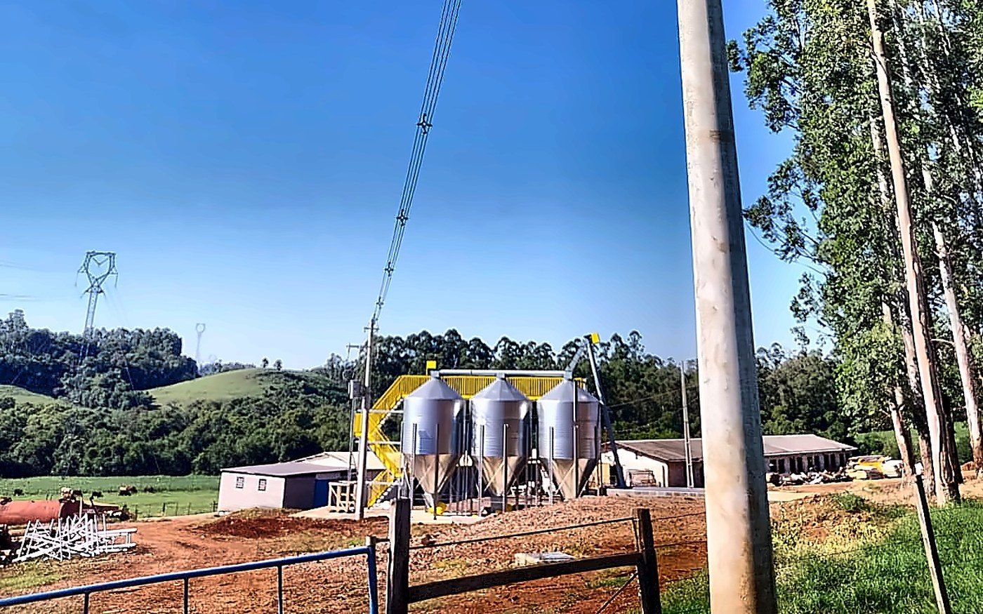 Unidade industrial do Frigorífico Callegaro com poste de média tensão e rede instalada pela Sete Engenharia em Santo Ângelo