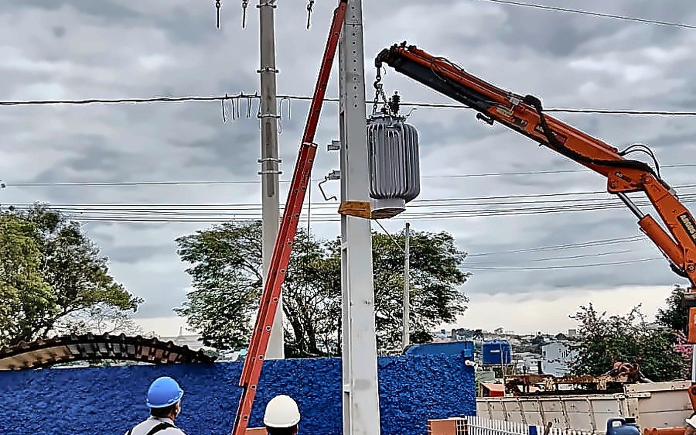 Equipe da Sete Engenharia em execução da subestação aérea do Colégio La Salle — transformador no poste e caminhão munck em operação