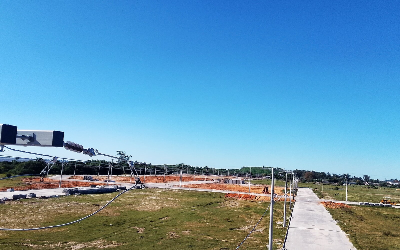 Vista panorâmica do Loteamento Bairro Nova Rio Grande com rede de postes e cordoalha instalada — Buriti Empreendimentos