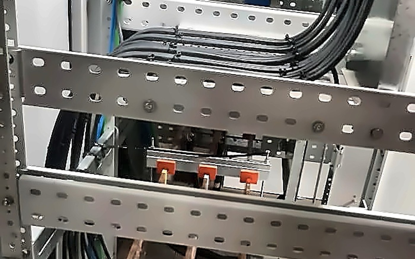 Detalhe interno do quadro geral de distribuição do Palácio Piratini — barramentos de cobre, cabos organizados e equipamentos de proteção
