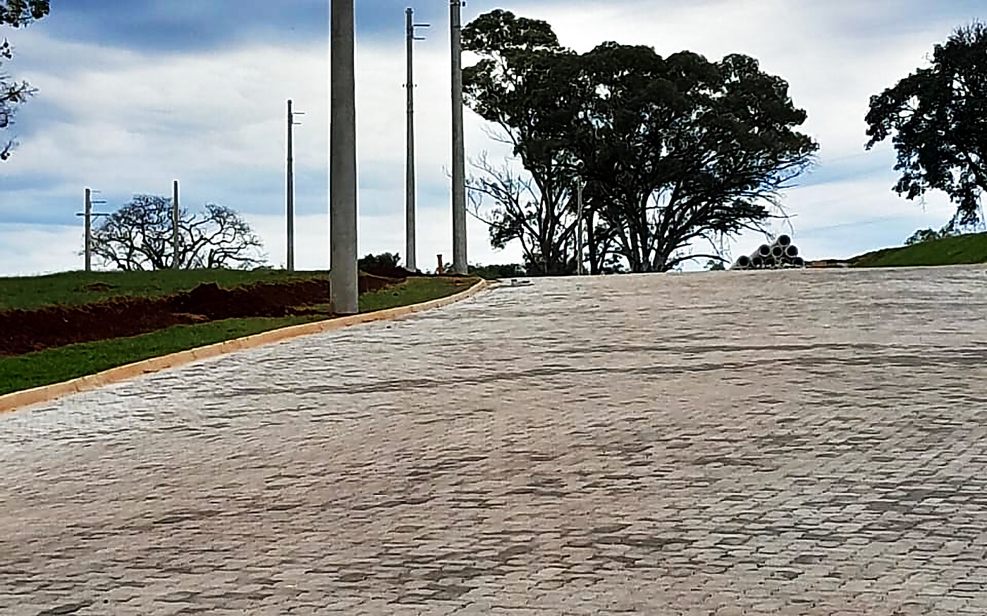 Postes e rua de paralelepipedos do Loteamento Residencial Rancho LM - Innovar Urbanizadora