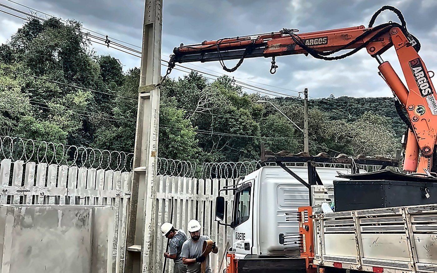 Equipe da Sete Engenharia e caminhão munck em execução de subestação aérea com poste de média tensão no Campus do Vale da UFRGS