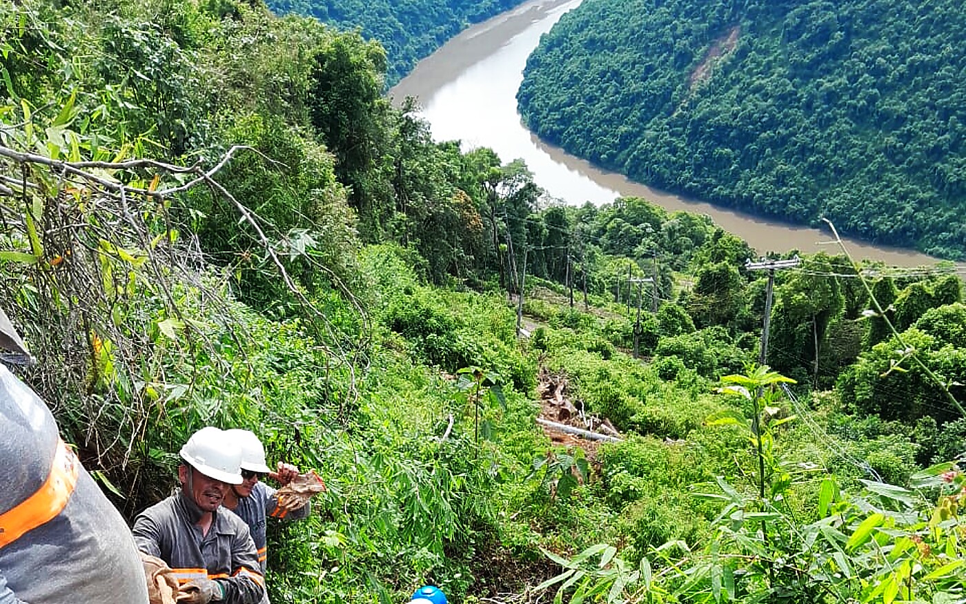 Equipe da Sete em extensão de rede em encosta com Rio das Antas — Usina Hidrelétrica Monte Claro